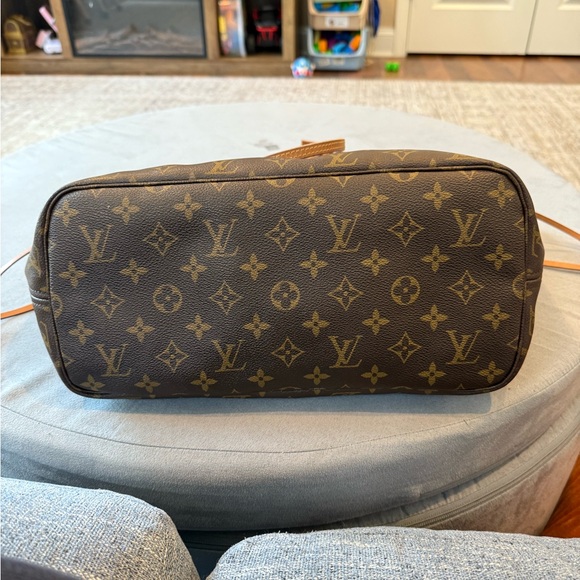 Louis Vuitton Neverfull MM Handbag - Picture 11 of 13